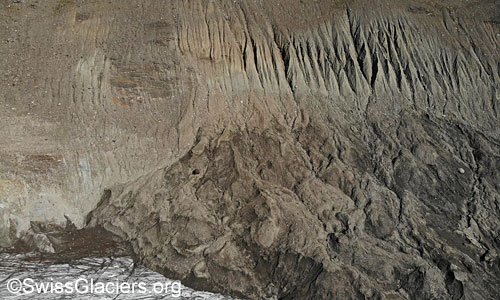 Erosion an der nördlichen Seitenmoräne am 11. August 2023.