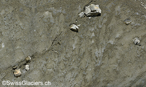 Gesteinsbrocken im Gletschereis des Hohlichtgletschers