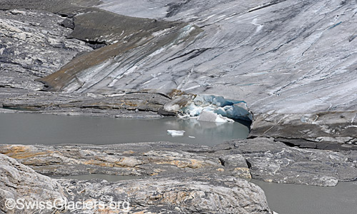 Kanderfirn: Kleine Eiswand und Gletschertor. Situation am 20.6.2022.