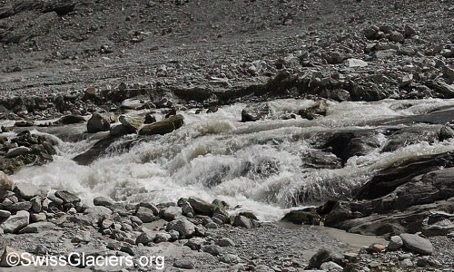 Abfluss des Schmelzwassers unterhalb des Gletschertors am 5. August 2024 um 14:15 Uhr.