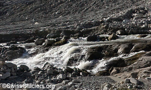 Abfluss des Schmelzwassers unterhalb des Gletschertors am 5. August 2024 um 8:15 Uhr.