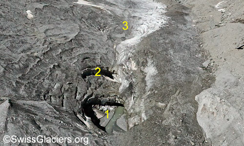 Einsturztrichter im Oberaargletscher von Osten am 5. August 2024.