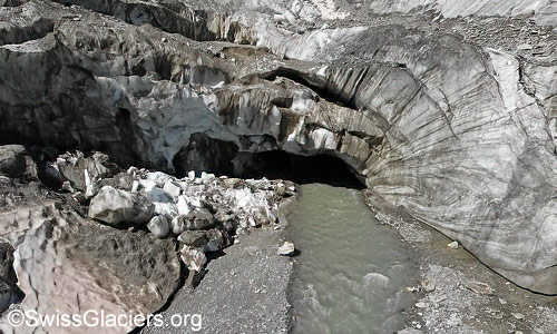 Detailansicht des Tors im östlichen Einsturztrichter im Oberaargletscher von Osten am 5. August 2024.