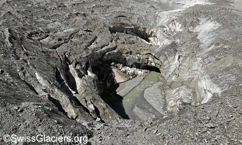 Blick in den östlichen Einsturztrichter im Oberaargletscher von Osten am 5. August 2024.