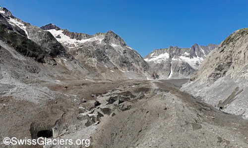 Blick von der Front über den schuttbedeckten Eisstrom. Unten rechts ist die Spitze der Front zu sehen.
