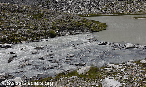Abfluss des Schmelzwassers des Witenwasserengletschers bei der Schwemmebene unterhalb des Gletschers.