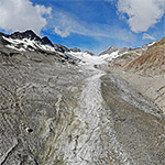 Über dem teilweise schuttbedeckten Oberaargletscher (Luftaufnahme)