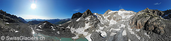 Zwei Einsturztrichter im Toteiskegel vor dem Tiefengletscher.
