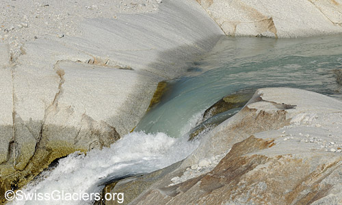 Graugrüne Gletschermilch fliesst aus dem See vor dem Rhonegletscher. Foto vom 17.8.2009.