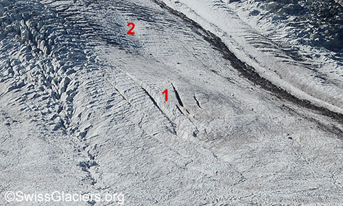 Längsspalten (1) und 
Querspalten (2) auf dem Grenzgletscher. Foto vom 13.9.2019.