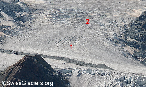 Längsspalten (1) und Querspalten (2) auf dem Grenzgletscher. Foto vom 2.9.2016.
