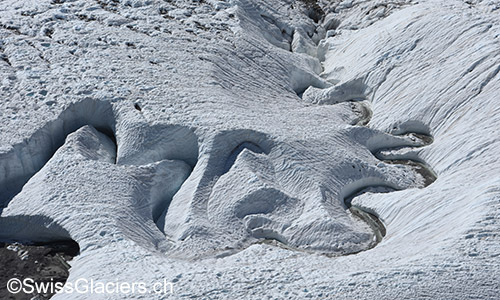 Supraglazialer Schmelzwasserkanel auf dem Gornergletscher