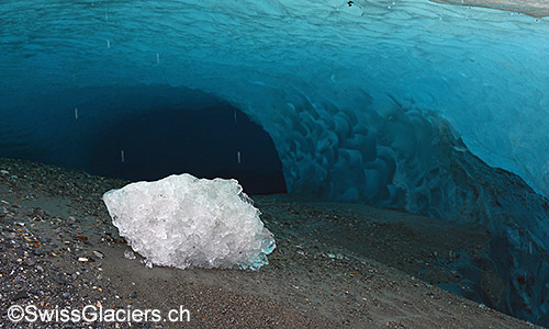 Ca. 1.5m hoher subglazialer Schmelzwasserkanal (Kanderfirn).